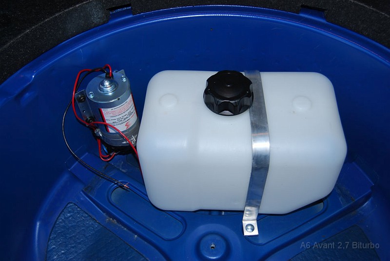 0001.jpg - Einbau des 9,5 Liter Tanks und der Hochdruckpumpe in die leergeräumte Radmulde.